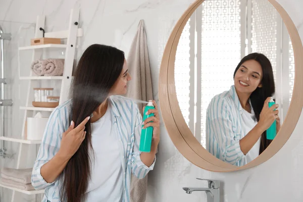 Mujer Aplicando Champú Seco Cabello Cerca Del Espejo Baño —  Fotos de Stock