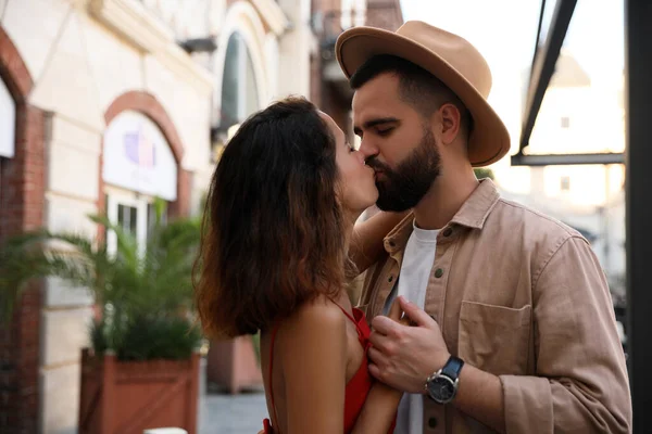 快乐的年轻夫妇在城市街道上接吻 — 图库照片