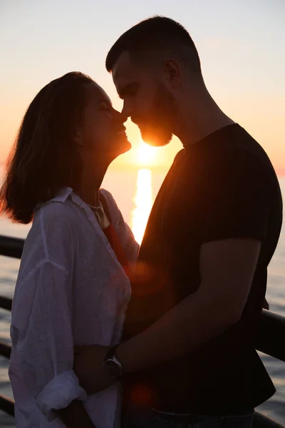 Feliz Jovem Casal Beijando Mar Aterro Pôr Sol — Fotografia de Stock