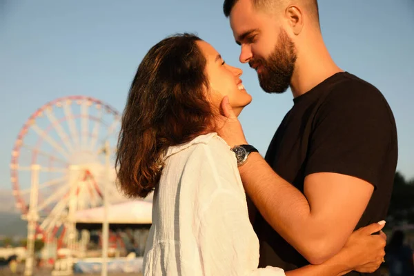 Šťastný Mladý Pár Líbání Zábavním Parku — Stock fotografie