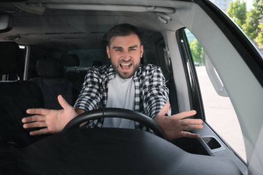 Arabadaki duygusal adam. Saldırgan sürüş davranışı