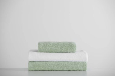 Beyaz masaya katlanmış havlu yığını