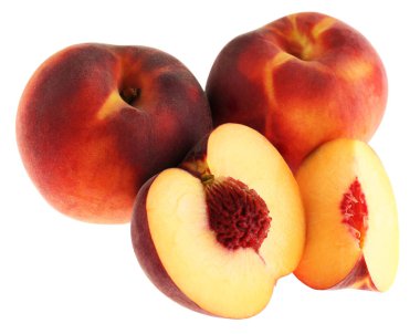 Tümü ve kesilmiş şeftaliler beyazlar üzerinde izole edilmiş.