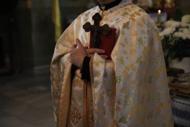 Stryi, Ukrayna - 11 Eylül 2022: Kutsal Bakire Meryem Katedrali 'nin varsayımında sunak yakınında vaftiz töreni düzenleyen rahip, yakın plan