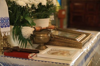 Stryi, Ukrayna - 11 Eylül 2022: Kutsanmış Bakire Meryem katedralinin varsayımında kadehli, çiçekli ve ikonlu sunak