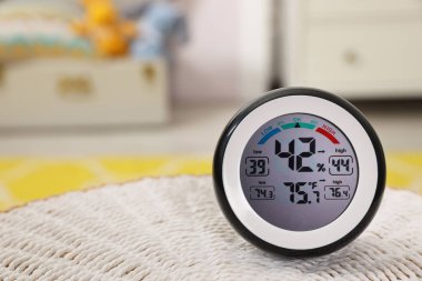 Odada termometresi olan dijital higrometre, yakın plan. Metin için boşluk