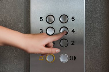 Asansörde kat seçen kadın, yakın çekim görüntüsü