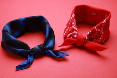 Kırmızı arkaplanda farklı desenlere sahip bandanalar bağlanmış