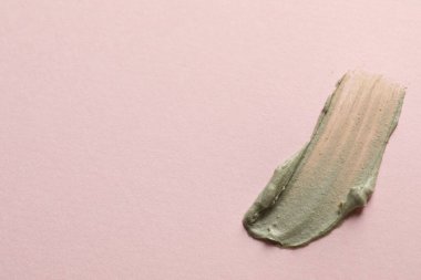 Pembe arka planda yüz kremi örneği, üst manzara. Metin için boşluk