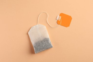 Soluk turuncu arkaplanlı yeni çay poşeti, üst görünüm