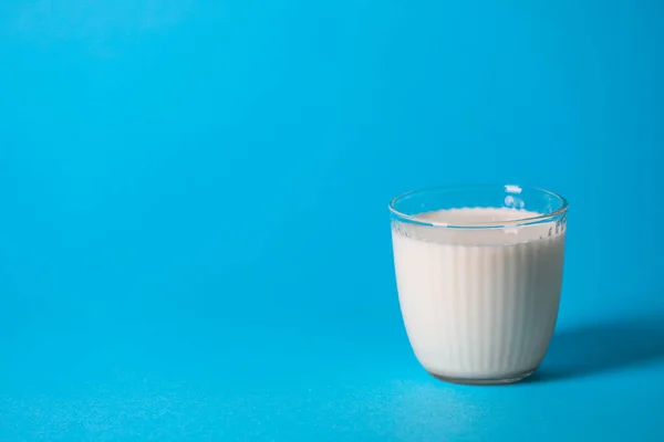 Chutné Čerstvé Mléko Skle Světle Modrém Pozadí Prostor Pro Text — Stock fotografie