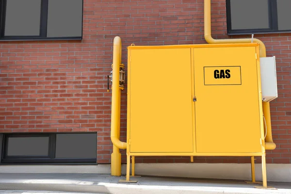 Sistem Distribusi Gas Dengan Pipa Dekat Dinding Bata Merah Luar — Stok Foto