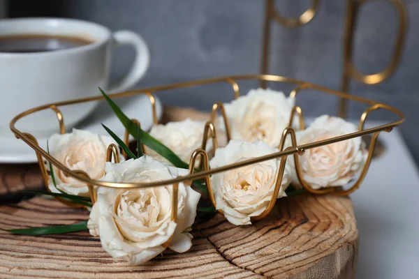 Decoratieve Gouden Houder Met Bloemen Een Kopje Koffie Close Interieur — Stockfoto