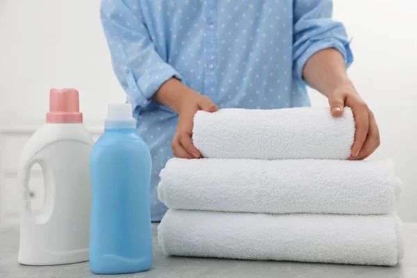 Mujer Plegable Toalla Limpia Cerca Botellas Detergentes Lavandería Mesa Primer — Foto de Stock