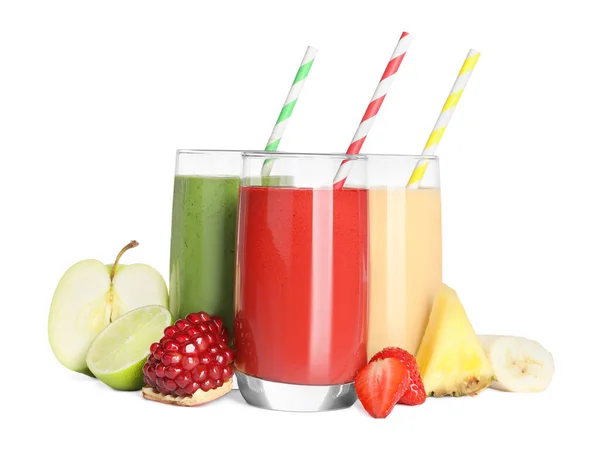 Gläser Mit Leckeren Smoothies Und Zutaten Auf Weißem Hintergrund — Stockfoto