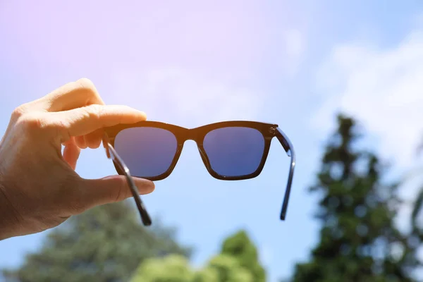 Hombre Maduro Sosteniendo Gafas Sol Elegantes Aire Libre Día Soleado —  Fotos de Stock