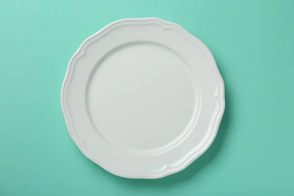 蓝绿色背景的空白白色陶瓷盘 顶部视图 — 图库照片