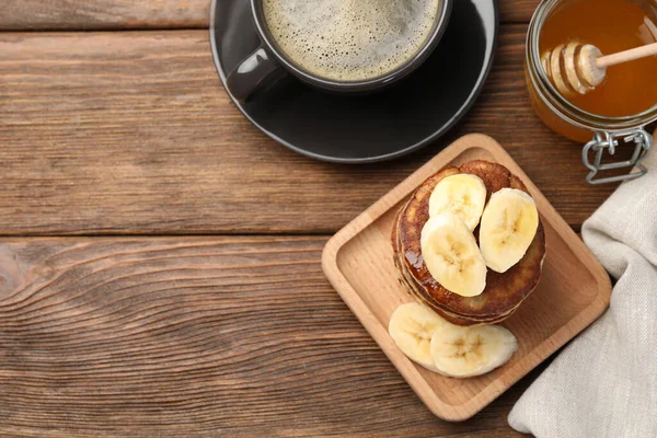 Teller Mit Bananenpfannkuchen Und Honig Auf Holztisch Flach Gelegt Raum — Stockfoto