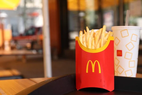 Mykolaiv Ukraine Sierpnia 2021 Duża Porcja Frytek Napojów Mcdonalda Stole — Zdjęcie stockowe