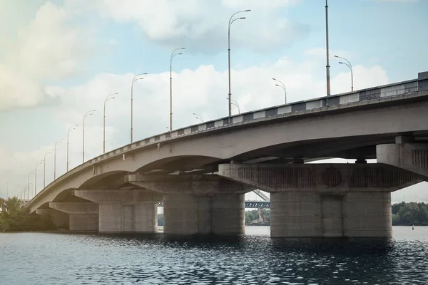 Όμορφη Θέα Της Σύγχρονης Γέφυρας Πάνω Από Ποτάμι — Φωτογραφία Αρχείου