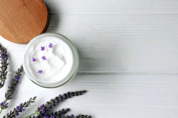 Potje Gezichtscrème Mooie Lavendel Witte Houten Tafel Plat Gelegd Ruimte — Stockfoto