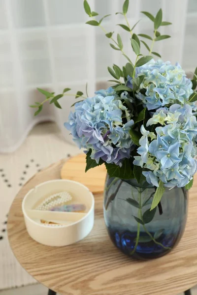 Indah Biru Hortensia Bunga Dalam Vas Meja Dalam Ruangan — Stok Foto