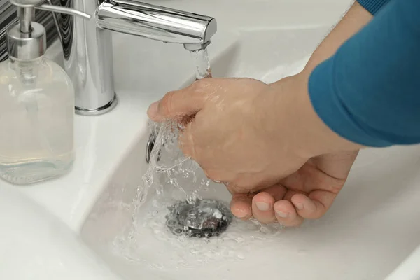 Muž Pomocí Vodovodního Kohoutku Umýt Ruce Koupelně Detailní Záběr — Stock fotografie