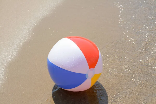 Kleurrijke Strandbal Nat Zand Aan Zee — Stockfoto