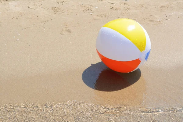 Kleurrijke Strandbal Nat Zand Aan Zee Ruimte Voor Tekst — Stockfoto