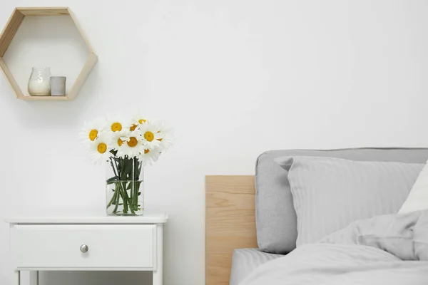 Bouquet Beautiful Daisy Flowers Nightstand Bedroom — Stock Photo, Image