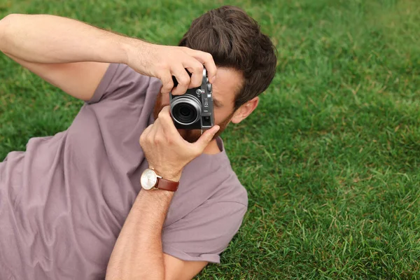 Man Met Camera Fotograferen Groen Gras Ruimte Voor Tekst Interessante — Stockfoto