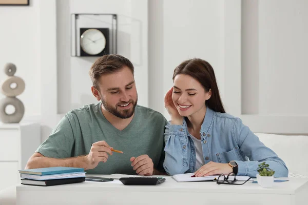 Casal Jovem Discutindo Orçamento Familiar Casa — Fotografia de Stock