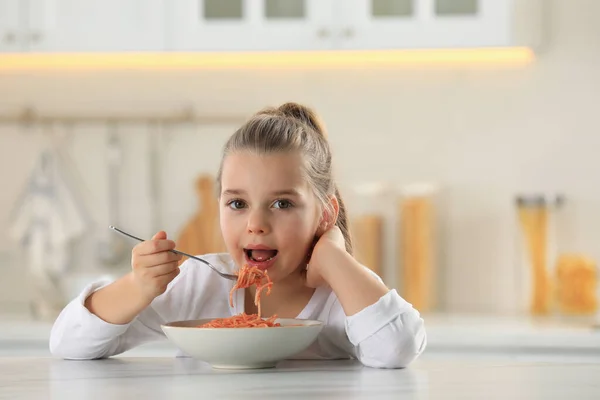 Nettes Kleines Mädchen Isst Leckere Pasta Tisch Der Küche — Stockfoto