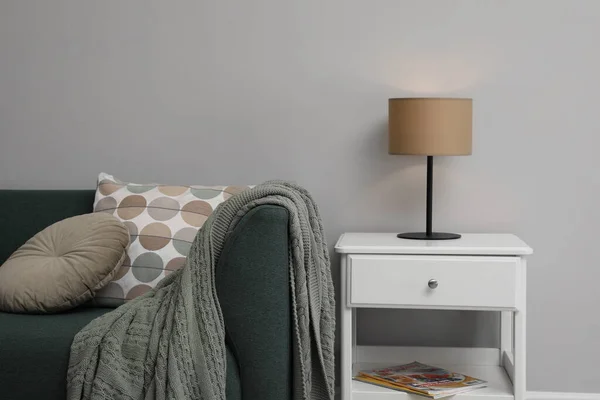 Stilvolle Lampe Auf Dem Nachttisch Neben Dem Sofa Zimmer — Stockfoto