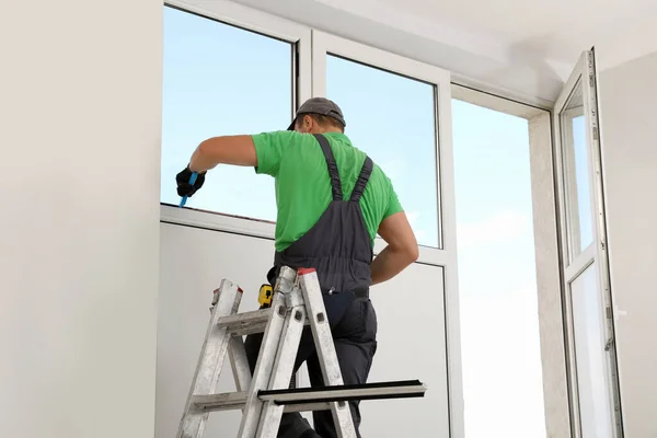 Trabajador Escalera Plegable Instalando Ventana Interiores —  Fotos de Stock