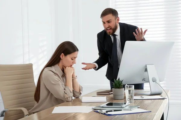 Chef Schreit Mitarbeiter Büro Giftiges Arbeitsumfeld — Stockfoto