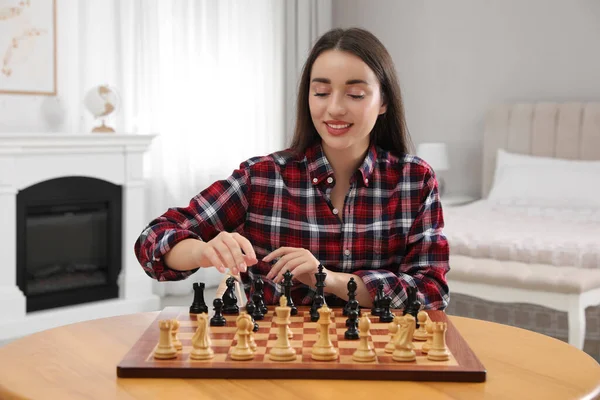 Молодая Женщина Играет Шахматы Столом Спальне — стоковое фото