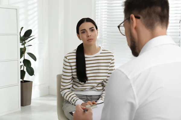 Psychotherapeut Werkt Binnen Met Drugsverslaafde Jonge Vrouw — Stockfoto