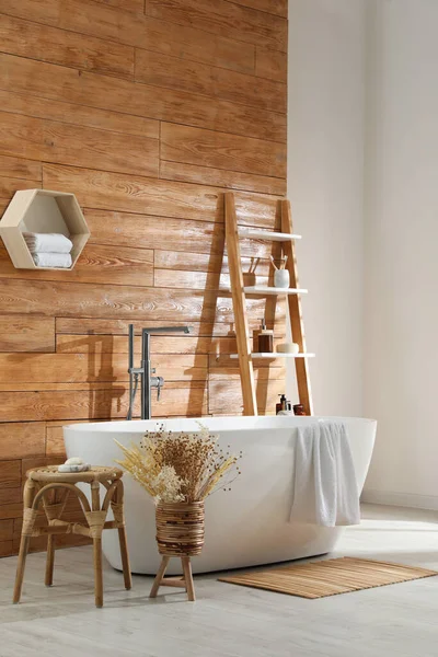 Interior Del Baño Con Bañera Blanca Decoración Cerca Pared Madera —  Fotos de Stock