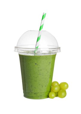Beyaz arka planda plastik bardak detoks smoothie ve üzümler