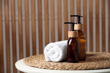 Kapaklı şişeler ve kapalı masa havlusu. Metin için boşluk