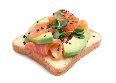 Tereyağlı tost, avokado, somon, susam tohumu ve beyaz arka planda mikro yeşillikler.