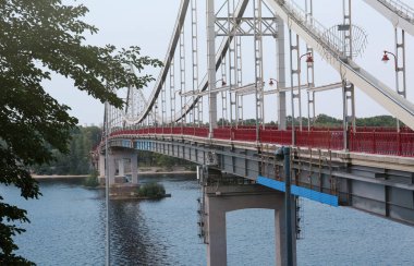 KYIV, UKRAINE - 11 Ağustos 2022: Dnipro Nehri üzerindeki modern yaya parkı köprüsünün güzel manzarası