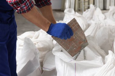 Kullanılmış yapı malzemeleriyle inşaat işçisi yenileme ve kapatma için hazırlandı