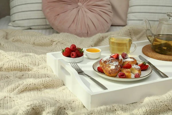 Smaklig Frukost Serveras Sovrummet Färskost Pannkakor Med Färska Bär Och — Stockfoto