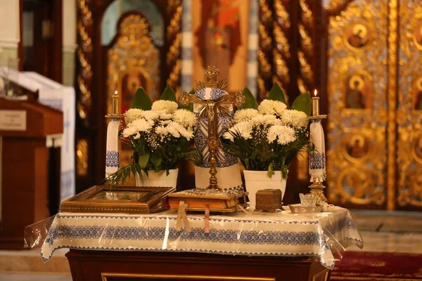 ウクライナのStryi 9月11 2022 聖母マリア大聖堂の前提で十字架 花とアイコンを持つ祭壇 — ストック写真