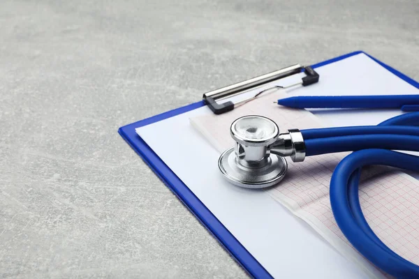 Clipboard Stethoscope Cardiogram Grey Table Closeup Space Text — Stock Photo, Image