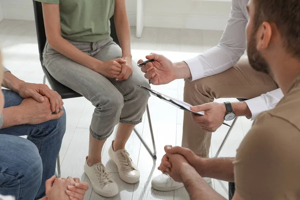 Psihoterapeut Care Lucrează Grup Persoane Dependente Droguri Sesiunea Terapie Aproape — Fotografie, imagine de stoc
