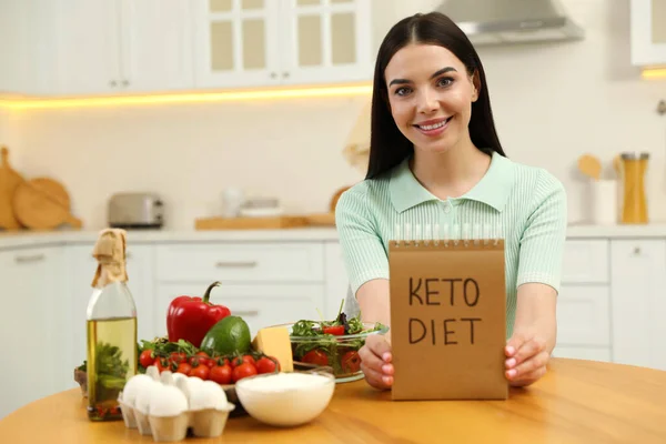Mujer Feliz Sosteniendo Portátil Con Palabras Keto Dieta Cerca Diferentes — Foto de Stock
