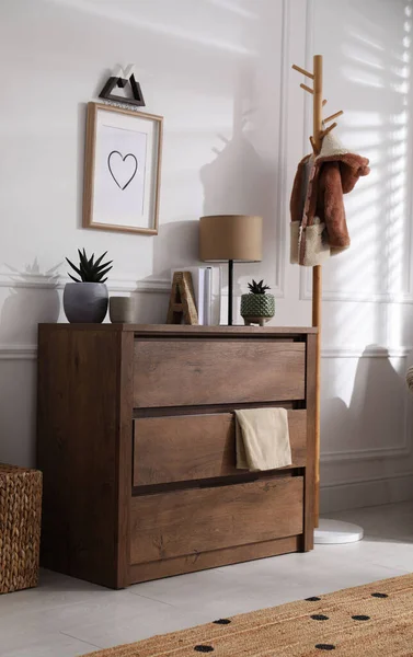 Elegante Habitación Interior Con Cómoda Madera Cerca Pared Blanca —  Fotos de Stock